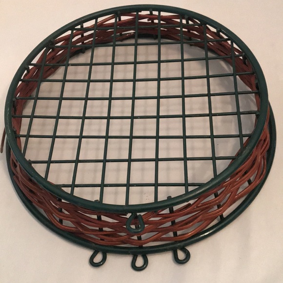 Metal & Wicker Pie Holder 10” - Picture 6 of 6